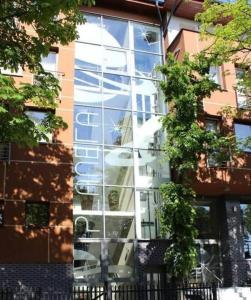 szklane okno na boku budynku w obiekcie Apartament Sea Planet Mielno Centrum - parking w cenie pobytu w mieście Mielno