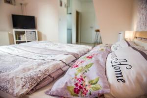 Postel nebo postele na pokoji v ubytování Ferienwohnung am Zeulenrodaer Meer