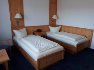 Postel nebo postele na pokoji v ubytování Hotel - Gasthof Spessarttor & Hotel Bergwiesen - Zimmer mit Balkon + 20 fotografií