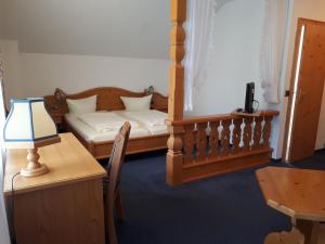 Postel nebo postele na pokoji v ubytování Hotel - Gasthof Spessarttor & Hotel Bergwiesen - Zimmer mit Balkon