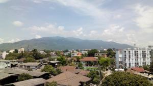 Pemandangan gunung umum atau pemandangan gunung yang diambil dari asrama