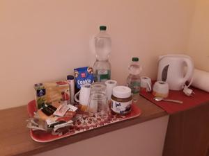 ein Regal mit Flaschen und anderen Gegenständen darauf in der Unterkunft Gästezimmer Herzogenrath in Herzogenrath