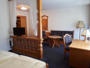 TV a/nebo společenská místnost v ubytování Hotel - Gasthof Spessarttor & Hotel Bergwiesen - Zimmer mit Balkon