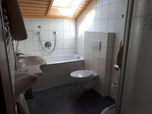 Koupelna v ubytování Hotel - Gasthof Spessarttor & Hotel Bergwiesen - Zimmer mit Balkon