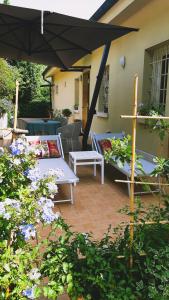 a patio with a table and an umbrella at Casa Marinelli in Farra di Soligo