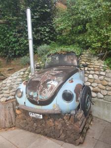 a car shaped like a car on a rock wall at Schöne 3 1/2 Zimmer Wohnung in der Zentralschweiz in Menznau