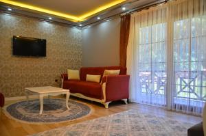 TV a/nebo společenská místnost v ubytování Kuzey Suite Otel
