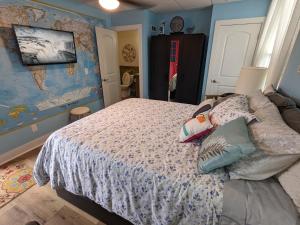 1 dormitorio con 1 cama con mapa en la pared en The Estate Studio in Downtown Milford, en Milford