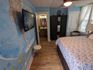 1 dormitorio con un gran mapa del mundo en la pared en The Estate Studio in Downtown Milford, en Milford