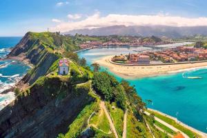 an aerial view of a beach and the ocean at Un balcón sobre el Rio Sella in Ribadesella