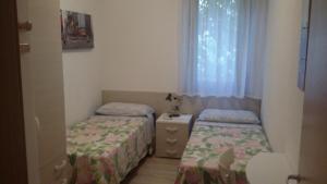 Un pat sau paturi într-o cameră la Casa Ferrari Monica CIPAT 22032