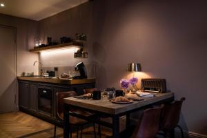 A kitchen or kitchenette at ARVED Apartments