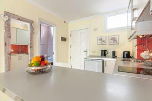 una cucina con una ciotola di frutta su un bancone di El Dorado Garden View PH04 ad Arona