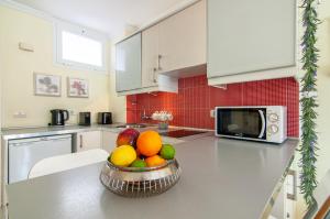 una cucina con una ciotola di frutta su un bancone di El Dorado Garden View PH04 ad Arona