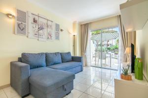 un soggiorno con un divano blu e una sedia di El Dorado Garden View PH04 ad Arona