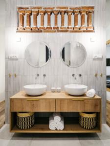 uma casa de banho com dois lavatórios e dois espelhos em Pr Kopač em Brezovica