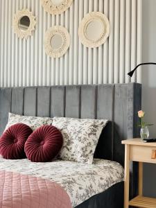 sypialnia z łóżkiem z czerwonymi poduszkami w obiekcie Apartament Premium w mieście Słupsk