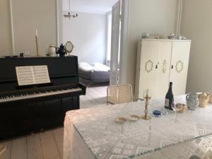 Băuturi la Outhentic Apartment +45 fotografii
