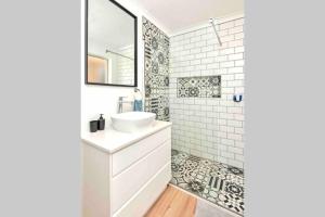 Un baño blanco con lavabo y espejo. en Luxury @ the Ocean, en Hermanus 13 fotos más
