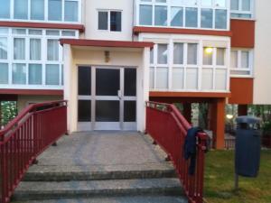 una puerta delantera de una casa con una escalera en Vista Alegre en Zarautz