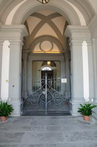 una entrada a un edificio con una puerta de metal en Lungarno Vespucci Charming Apartment, en Florencia