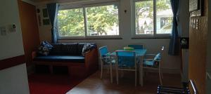 sala de estar con sofá, mesa y sillas en Loft beira-mar Piratininga Niterói RJ, en Niterói