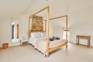 En eller flere senge i et værelse på Wildhaven- Idylic rural farmhouse with log burner and countryside views