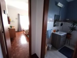 una camera con bagno dotato di lavandino e specchio di Quinta dos Church a Ansião