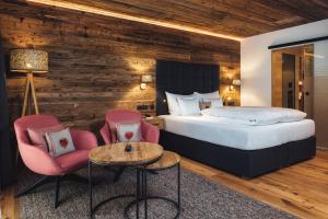 A bed or beds in a room at Schneeweiss lifestyle - Apartments - Living
