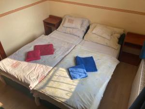 Una cama con tres almohadas encima. en Bor-Bazilika-Vendégház en Tarcal