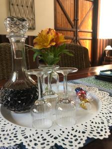 een tafel met drie wijnglazen en een vaas bij Oak Tree Barn Bridgetown in Bridgetown +13 foto's