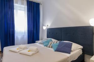 1 dormitorio con 2 camas y toallas. en SUITE CRISTINA en Verona