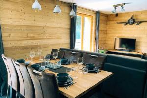 una mesa en un restaurante con copas de vino en La pépite des Aiguilles, en Les Houches
