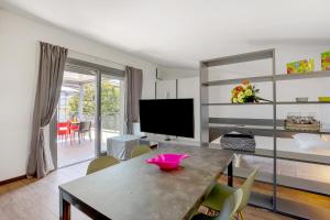 A television and/or entertainment centre at Villa Donne del Lago Vittoria