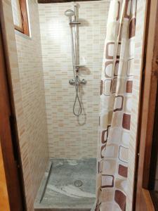 uma casa de banho com uma cortina de chuveiro em Casa vacanze La Carbunera em Domodossola