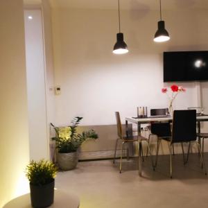 - une cuisine et une salle à manger avec une table et des chaises dans l'établissement "M n' F" apartment, à Athènes