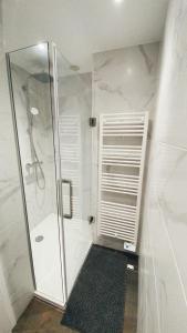 La salle de bains blanche est pourvue d'une douche et d'une douche à l'italienne. dans l'établissement Viet Anh appartement, à Blankenberge