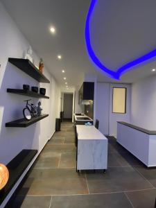 un salon avec une table et un plafond bleu dans l'établissement Viet Anh appartement, à Blankenberge