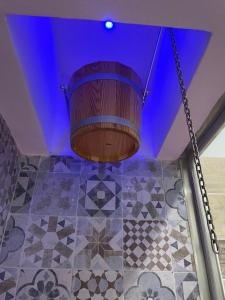 een hanglamp in een kamer met een plafond bij Terrazza Aragon Room and SPA in Napels