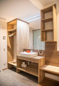 La salle de bains est pourvue d'un lavabo et d'une douche. dans l'établissement Hotel Restaurant Auerhahn, à Salzbourg