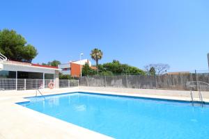 Bazén v ubytování Global Properties, Apartamento con terraza y piscina a un paso de la playa nebo v jeho okolí
