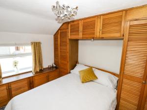 Un pat sau paturi într-o cameră la 8 Heatons Bridge Road