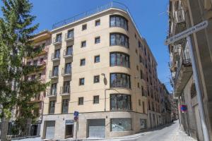 Un edificio alto sul lato di una strada di Apartamento Arbones de Manresa a Manresa