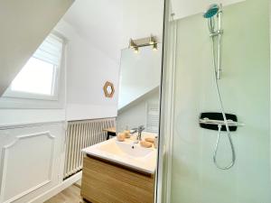 a bathroom with a sink and a shower at Le Mans - Au Calme - Stationnement Facile - Proche Centre Ville et Gare in Le Mans +53 photos