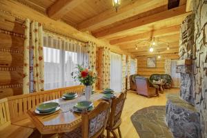 a dining room with a table in a cabin at Dom z bala in Tylicz