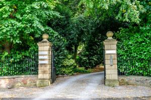 Middlethorpe Manor - No 5 Lazy Days and Explore