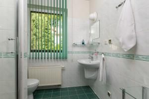 Kúpeľňa v ubytovaní Willa i Wzgórze Jerrego Apartamenty i pokoje z widokiem na góry
