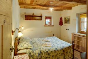 um quarto com uma cama com toalhas em Chalet Canton em Livigno