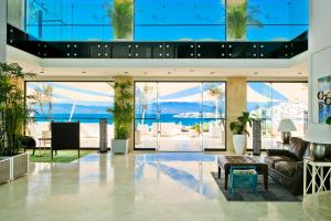 Гостиная зона в Bellazure Hotel