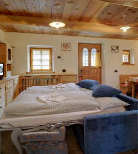 um quarto com uma cama grande num quarto em Chalet Canton em Livigno